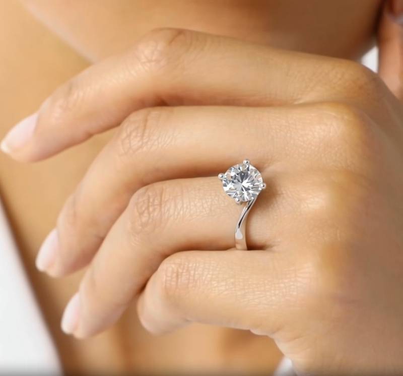 Round Diamond Engagement Ring