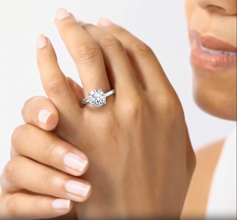 Elegant Round Diamond Engagement Ring